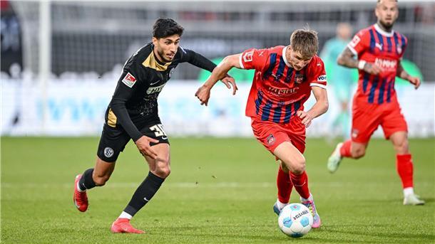 Elversbergs Muhammed Damar (l.) im Duell mit Heidenheims Jan Schöppner.