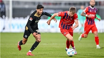 Elversbergs Muhammed Damar (l.) im Duell mit Heidenheims Jan Schöppner.