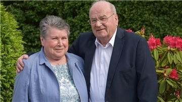 Das Foto zeigt Elvira und Günter Meyer in ihrem Garten. 