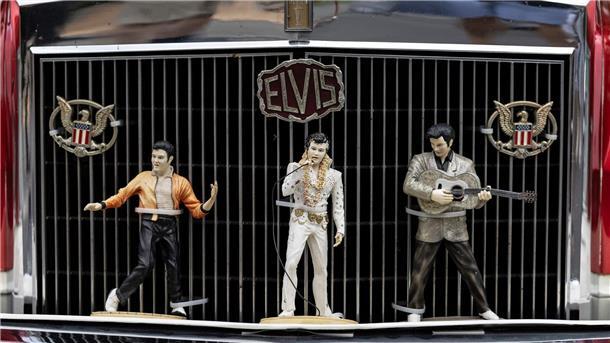 Festival lockt wieder Elvis-Fans nach Bad Nauheim Elvis-Figuren zieren den Kühlergrill eines US-Straßenkreuzers.