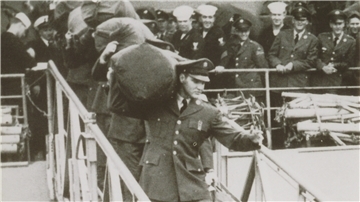 Elvis verließ am 1. Oktober 1958 an der Columbuskaje den Truppentransporter „General G. M. Randall“ mit 1299 anderen „GIs“.