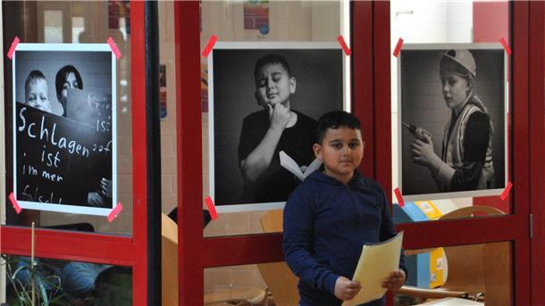 Elyas Folger stand in der Fotoreihe Modell für das Recht von Kindern auf Bildung.