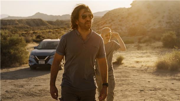Eine Filmszene mit Elyas M’Barek in der Wüste.