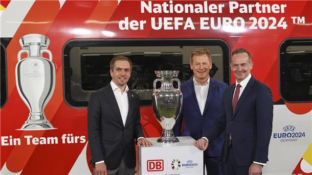 Mehr Züge und Sonderangebote: Fans sollen mit der Bahn zu den EM-Spielen reisen EM-Botschafter Philipp Lahm (von links) mit DB-Chef Richard Lutz und Bundesverkehrsminister Volker Wissing (FDP) bei der Bekanntgabe der Partnerschaft zwischen Deutscher Bahn (DB) und der UEFA zur Europameisterschaft 2024.
