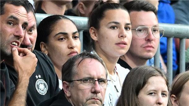Deutsche Fußballerinnen in Torlaune und EM-Form EM-Wackelkandidatin Lena Oberdorf als Zuschauerin
