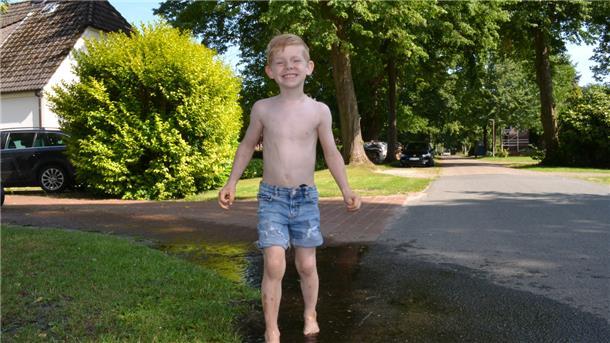 Emil freut sich des Lebens. Der Sechsjährige aus Lunestedt kommt Ende August in die Schule. Foto Hansen