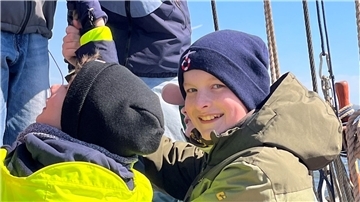 Emil beim Segeln