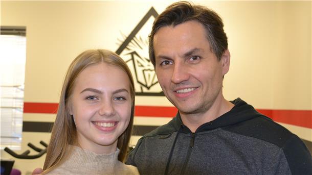 Eine Frau macht rhythmische Sportgymnastik.