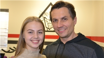 Eine Frau macht rhythmische Sportgymnastik.