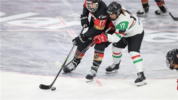 Deutsche Frauen gewinnen erstmals Vier-Nationenturnier Emily Nix (l) sorgte für den Führungstreffer der deutschen Mannschaft.