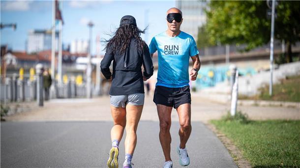 Bremer läuft Halbmarathon rückwärts mit verbundenen Augen Emin da Silva hat schon viele ungewöhnliche Läufe absolviert.