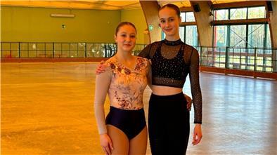 Emma Luisa Meyer (links) und Christina Kinsvater vom ERC Bremerhaven trainieren eine Woche in Florenz mit Bundestrainer Luca Lallai. 