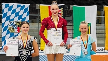 Emma Luisa Meyer (Mitte) vom ERC Bremerhaven