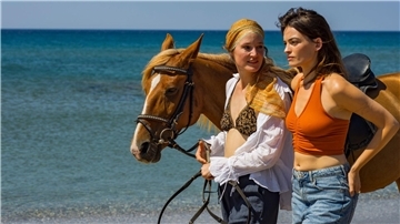 Emma Mackey (rechts, mit Vicky Krieps) versucht in „Hot Milk“, sich ihrer dominanten Mutter zu entziehen.