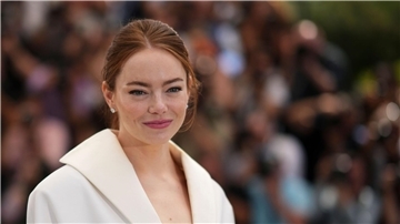 Emma Stone stellt in Cannes ihrem neuen Film „Kinds of Kindness“ vor.
