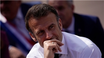 Emmanuel Macron besucht eine Schule in Ganges.