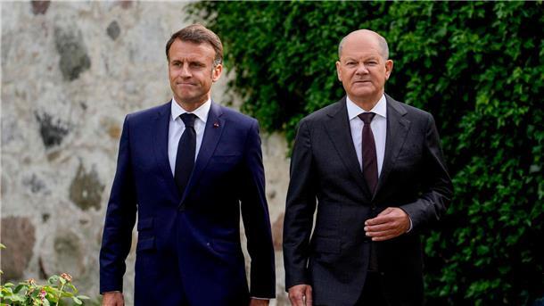 Macron befürwortet Einsatz westlicher Waffen gegen Russland Emmanuel Macron (l) und Olaf Scholz auf Schloss Meseberg.