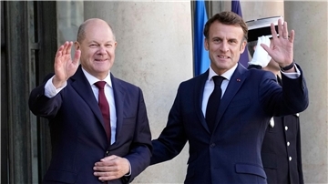 Emmanuel Macron und Olaf Scholz betonen die Gemeinsamkeiten und die enge Zusammenarbeit.