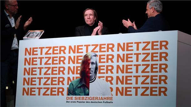 Emotionale Momente: Günter Netzer (M) ist bei der Ausstellungseröffnung ergriffen.