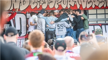 Emotionaler Abschied von Pinguins-Kapitän Mike Moore (Mitte).