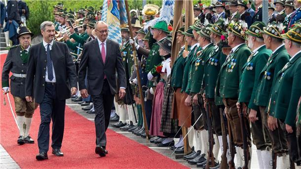 Merz für bundeseinheitliche Bezahlkarte für Geflüchtete Empfangen wurde der Kanzler unter anderem von einer Abordnung von Gebirgsschützen.