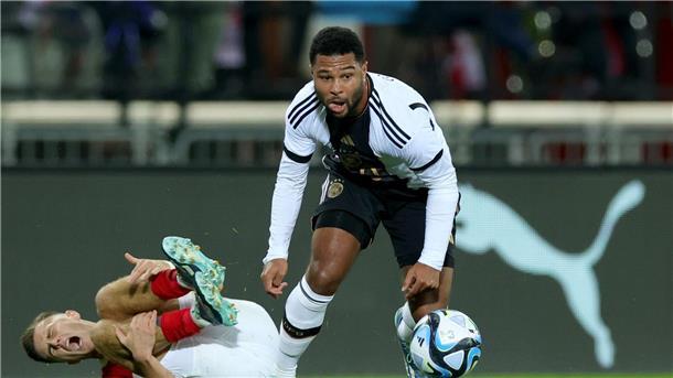 Nagelsmanns Bekenntnis zu ter Stegen: Baumann-Debüt im Tor Ende 2023 war Serge Gnabry (r) beim 0:2 gegen Österreich in Wien zuletzt im Nationaltrikot im Einsatz.