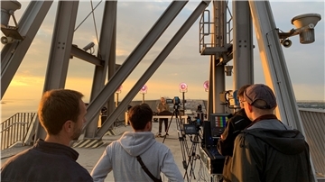 Ende August wurde das Elektrokonzert 85 Meter auf der Dachterrasse des Atlantic Hotel Sail City in Bremerhaven aufgenommen. Am Dienstag wird es live geschaltet.