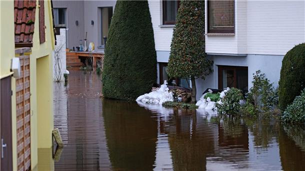 Ende Dezember 2023 sind Grundstücke in Bremen-Borgfeld überflutet.