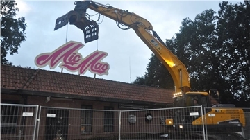 Ende einer Legende: Nun schnappte sich ein Bagger das berühmte MicMac-Schild vom Dach der früheren Großraumdisco.