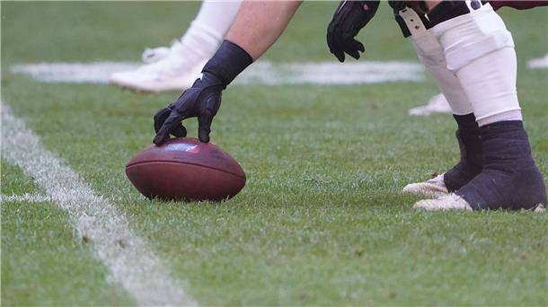 Ende eines Rasenstreits: Football-Team muss umziehen Ende eines Rasenstreits: Das American-Football-Team der Hamburg Sea Devils wird sein zweites Spiel in Hannover nicht mehr in der großen Arena austragen.