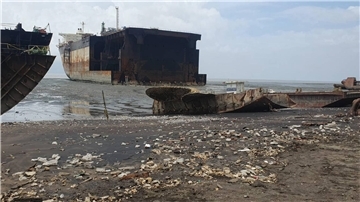 Ende eines Schiffslebens. Die Organisation Shipbreaking Platform kritisiert mangelnde Sicherheits- und Arbeitschutzstandards beim Abwracken von Schiffen.