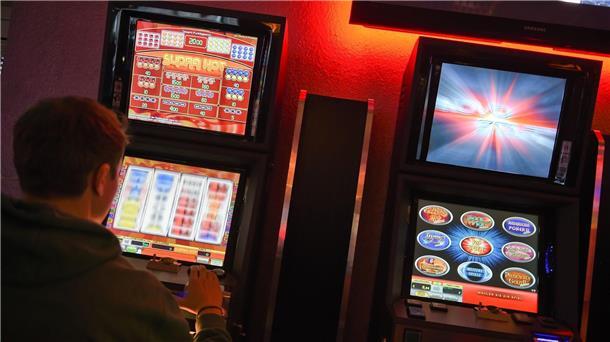 Mehr Schutz für Spieler: Glücksspielbehörde führt Siegel ein Ende Juni dieses Jahres zählte die Gemeinsame Glücksspielbehörde der Länder 142 legale Anbieter von Automatenspielen und Online-Poker, Sport- und Pferdewetten sowie Anbieter verschiedener Lotterien und gewerblicher Spielvermittlung.