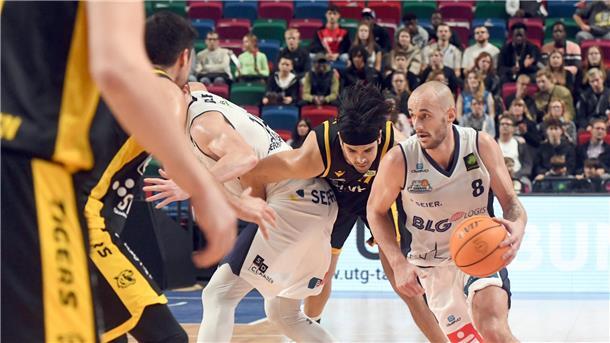 Ende Oktober verloren die Eisbären mit Spielmacher Simon Krajcovic (rechts) in der ÖVB-Arena in Bremen trotz großer Verletzungssorgen nur knapp gegen den ProA-Vizemeister Tigers Tübingen.