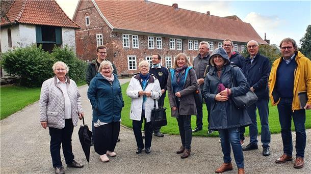 Ende September vergangenen Jahres machte sich die Bereisungskommission des Landkreises für "Unser Dorf hat Zukunft" auf den Weg durch Neuenwalde. Ausgangspunkt war die Klosteranlage in Neuenwalde. Ortsbürgermeisterin Ellen Frank (links) hatte sich gut vorbereitet und für "ihre" Ortschaft den Sieg auf Kreisebene davongetragen.