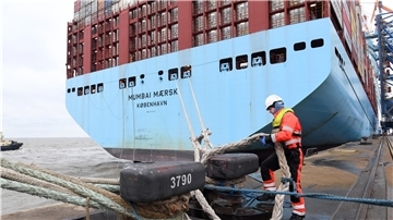Endlich fest im Hafen: Die „Mumbai Maersk“ ist 399 Meter lang, 58 Meter breit. Als sie vor Wangerooge auf Grund läuft, sind 7300 Container an Bord. Um ein Schiff dieser Größe zu bewegen, braucht es enorme Kräfte und viele Schlepper.