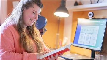 Endlich happy im Beruf: die digitale Erlebnisarchitektin und Freelancerin Lea Zerbst (33) aus Sievern.