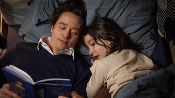 Endlich hat Vater Wolf (Tom Schilling), Zeit für seine kleine Tochter Nina (Pola Friedrichs. „Eine Million Minuten“ erzählt eine Aussteigergeschichte, die Lust aufs Reisen macht.