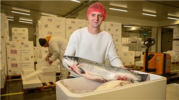 Endlich kann er den Lachs auch in die Hand nehmen: Oliver Lange ist dafür von Hessen nach Bremerhaven gekommen.