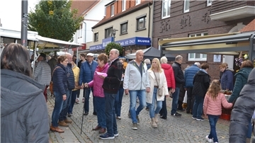 Endlich mal wieder richtig voll war die Zevener Fußgängerzone Lange Straße am Sonntag. Viele Besucher schoben sich durch die Haupteinkaufsstraße Zevens.