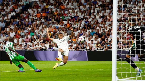 Erste Tore für Mbappé: Real Madrid gewinnt gegen Real Betis Endlich nicht mehr torlos in der spanischen Meisterschaft: Kylian Mbappé.