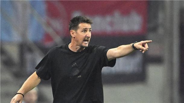 Endlich Sieger: „Miroslav Klose“-Rufe berühren den Trainer Endlich Sieger: Miroslav Klose in Aktion am Spielfeldrand.