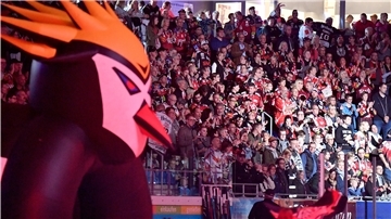 Endlich wieder Eishockey vor Fans: Beim swb-Cup zischen die Pucks am Freitag und Samstag durch die halbgefüllte Eisarena. Während am Sonntag rund 1000 Läufer beim 17. Bremerhaven-Marathon antreten.