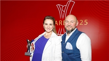 Endlich zu dritt: Elena Semechin und ihr Mann Phillip freuen sich über Sohn Klaus Phillip. (Archivbild)