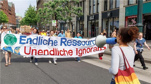 Protest von Fridays for Future in mehreren Städten „Endliche Ressourcen, Unendliche Ignoranz“ - Banner auf der Fridays-for-Future-Demonstration in Hamburg.