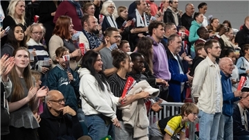 Fans auf einer Tribüne. 