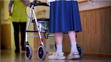 Energiekosten, Lebensmittel und Personal werden teurer. Auch die Pflege im Heim kostet dadurch mehr. Das kann für viele Pflegebedürftige zum Problem werden.