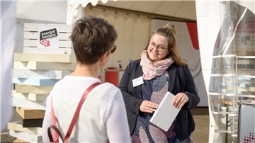 Eine Energieberaterin berät eine Besucherin des Energietags 2020 im Schaufenster Fischereihafen.
