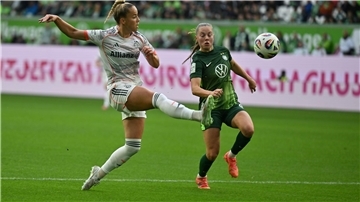 Energisch: Bayern-Star Giulia Gwinn (l).