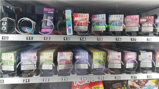 Angebot von Vapes und Nachfüllpackungen in einem Snackautomaten