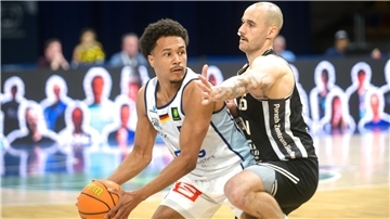 Eng dran waren die Gießener am Sonnabend an ihren Gegenspielern von den Eisbären Bremerhaven. So wie Ex-Eisbär Simon Krajcovic (rechts) hier gegen Nils Owen Schmitz.